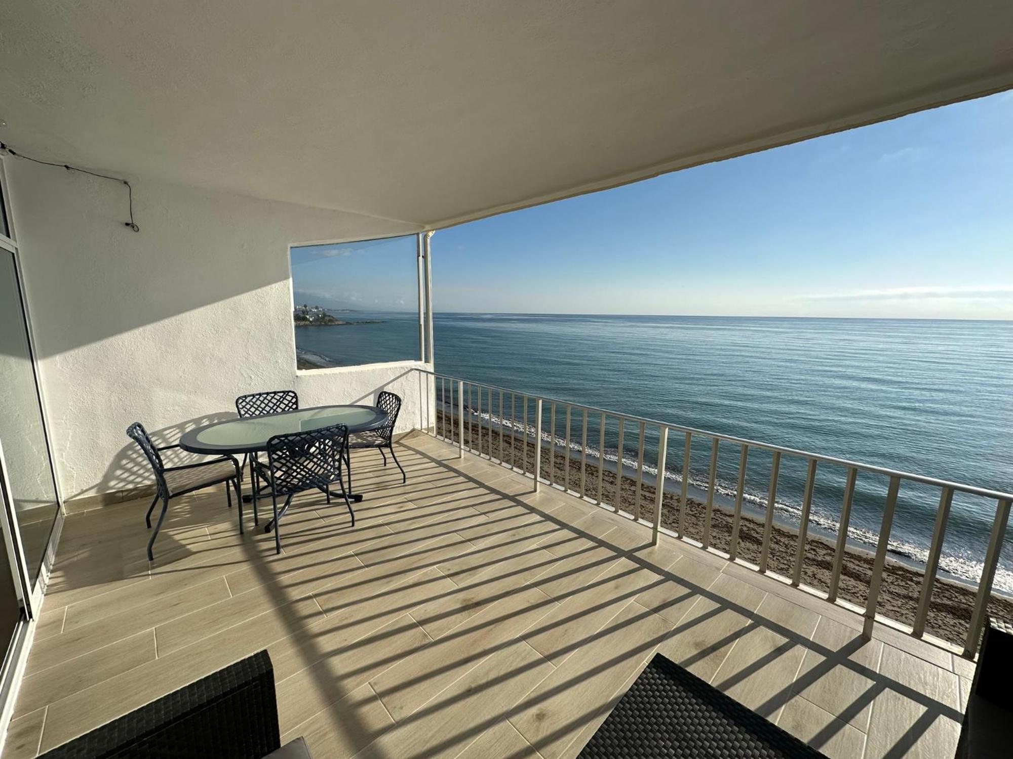 Апартаменти Beachfront, Top Floor Corner 2-Bed, Estepona Paseo Екстер'єр фото