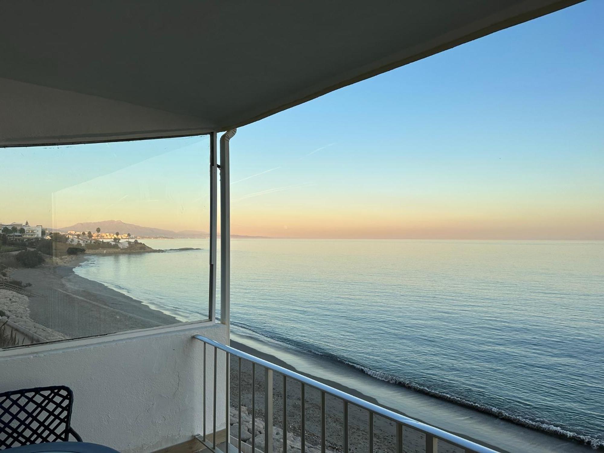 Апартаменти Beachfront, Top Floor Corner 2-Bed, Estepona Paseo Екстер'єр фото