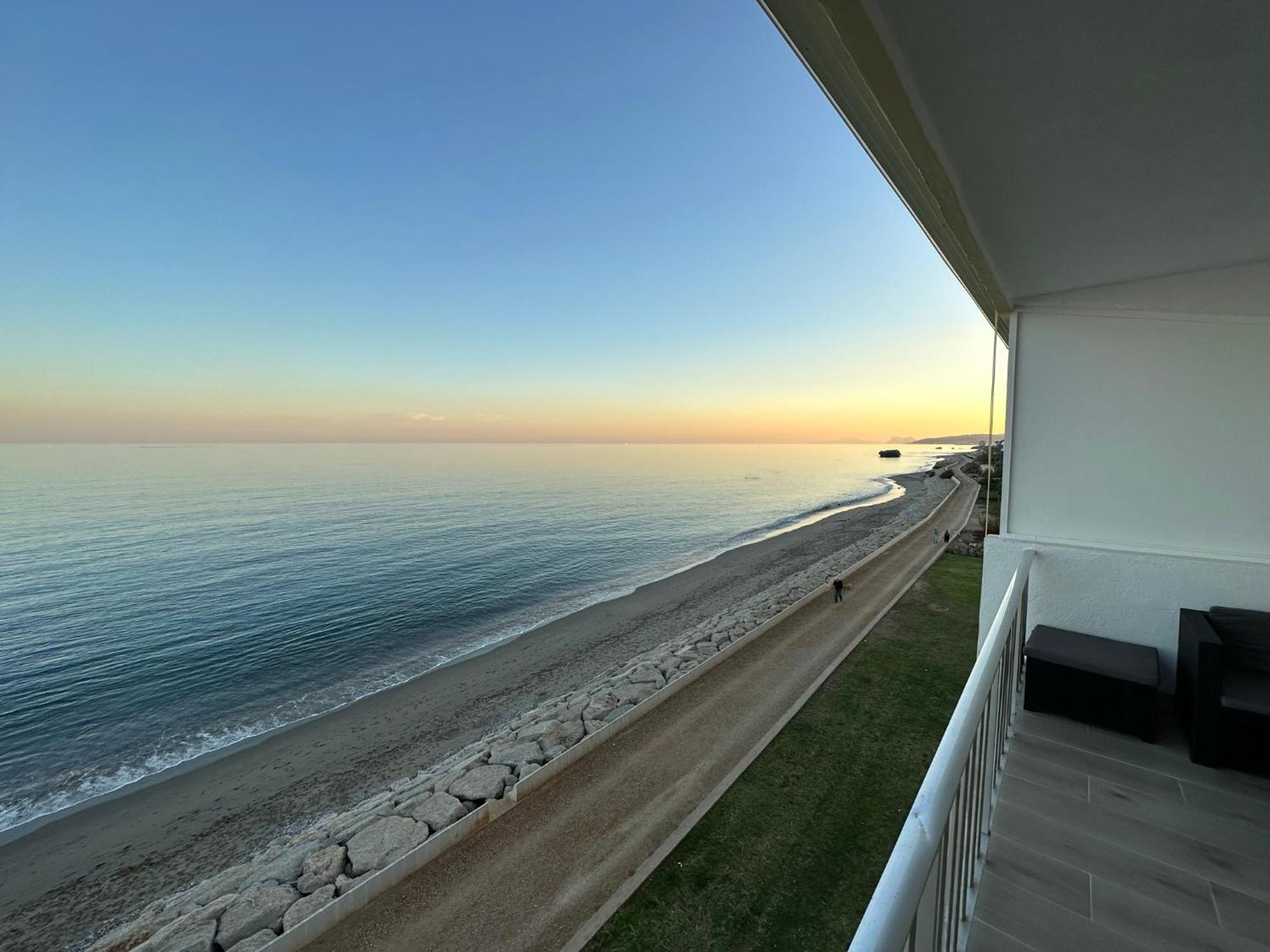 Апартаменти Beachfront, Top Floor Corner 2-Bed, Estepona Paseo Екстер'єр фото