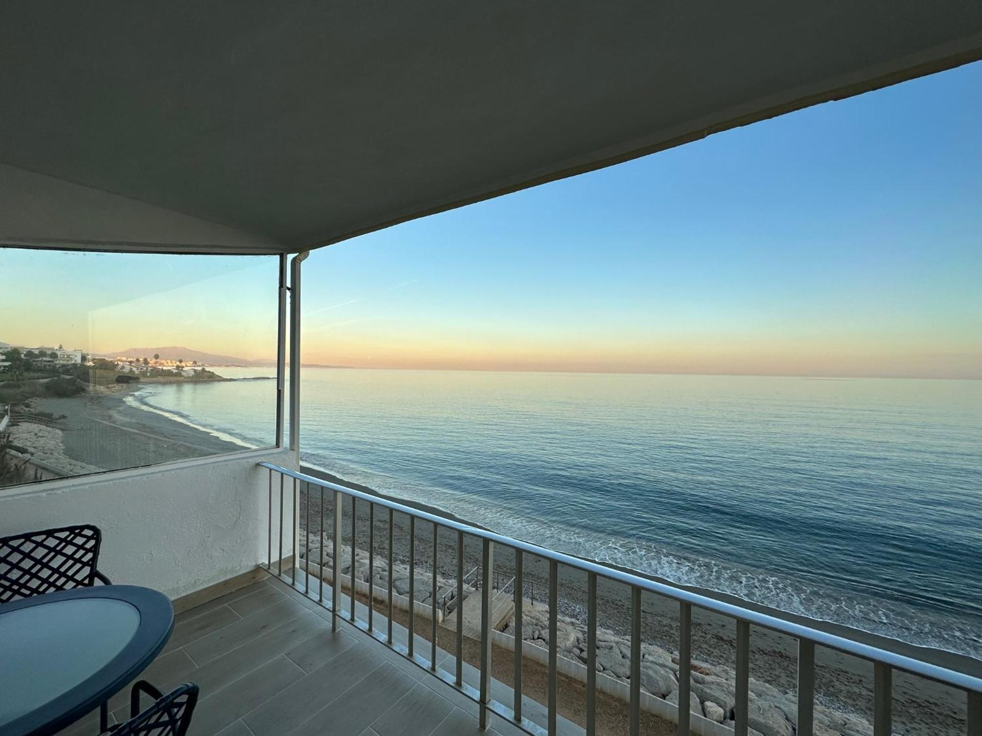 Апартаменти Beachfront, Top Floor Corner 2-Bed, Estepona Paseo Екстер'єр фото